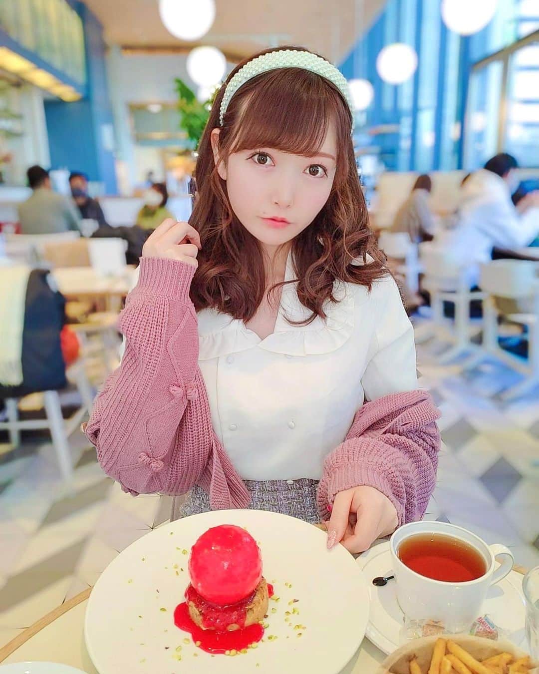 ありしゃんのインスタグラム：「⑅ ⑅ グランフロント大阪の #スーホルムカフェ ☕*° ⑅ 赤いソースを上からかけて食べるリンゴのお菓子、エプレを食べました🍎かわいい♡✨ ⑅ パールカチューシャは#sweemycloset さん🎀 ⑅ ⑅ ⑅ ⑅ ⑅」