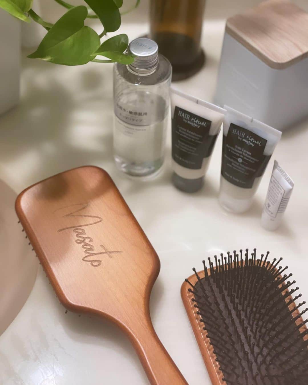 三佐和あやのインスタグラム：「𓆸 ———𓆸 #AVEDA のパドルブラシ 名入れをしてもらって お気に入りなの✨  ほんと名品✨🙌  頭皮から髪をとかして マッサージするのに すごいクッションが効いていて気持ちがいいの 頭にトントントンと叩いて 首の裏を叩くと 美容師さんがしてくれる マッサージと同じ感じで気持ちいいのよね  パパにいつまでもイケメンでいてほしいからバレンタインにプレゼントしました🎁☺️  𓆸——————𓆸 #アヴェダ #パドルブラシ #ブラシ #スカルプケア #コスメ購入品 #ヘアケア #ヘアケア用品 #ヘアケアグッズ #ヘアブラシ #購入品 #購入品記録 #購入 #たるみ改善 #たるみ #たるみ毛穴 #たるみケア #毛穴ケア #頭皮ケア #アンチエイジング #エイジレス #エイジング #おきがくらぶ」