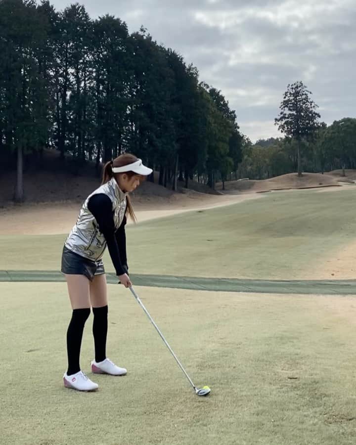 のインスタグラム：「. 4U🏌️‍♀️ ユーティリティ苦手意識が強くてなかなか打てなかったんだけど、だんだん良くなってきた🌟 これはパーオンできたショット🥺✨ . ユーティリティと友達になりたい🤝笑 . ちゃんと真っ直ぐ飛ばさなきゃ😤！って思いすぎちゃってたけど、ちゃんと当たればラッキー🤞くらいの楽な気持ちで振ったら余計な力が抜けて良かったみたい😆✨ . #ゴルフ女子#ゴルフ初心者#ゴルフ#ゴルフスイング#スイング動画#ユーティリティ#テイラーメイド#taylormade #4U#golf#golfstagram#golfswing#golfgirl#」