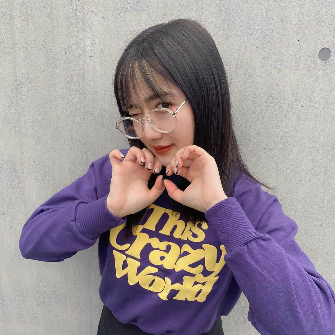 河崎みーなのインスタグラム：「久しぶりに爪を可愛くしてもらいました🐥シンプルなのにとってもお洒落でお気に入りすぎる💜  やっぱり爪が可愛いだけでテンション上がる💅  ネイルメゾン　@nailmaison  担当してくださった　@nailmaison_98 さん ありがとうございました💜 . .」