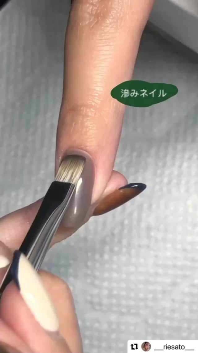 initygel_officialのインスタグラム：「RIE先生🤎 @___riesato___   滲みネイル  Latte collection のほうじ茶ラテLT-05をベースカラーに、ニュアンスタッチとニュアンスホワイトでめちゃかわ滲みネイルを🥺  じゅわーてなるの眺めてるの最高って気持ちわかります🤎  今回も最高に可愛い作品ありがとうございました🥺  #Repost @___riesato___ with @make_repost ・・・ いままでやってた滲みが 簡単にできて感動🥺🤍 じゅわーってなるの眺めてるの最高🥺 . .  #春ネイル #nails #nailart #ニュアンスネイル #ワンカラーネイル #ネイル #ネイルデザイン #ホワイトネイル #トレンドネイル #シンプルネイル #フレンチネイル #ジェルネイル #カジュアルネイル #お洒落ネイル #大人ネイル #冬ネイル #滲みネイル #もやもやネイル」