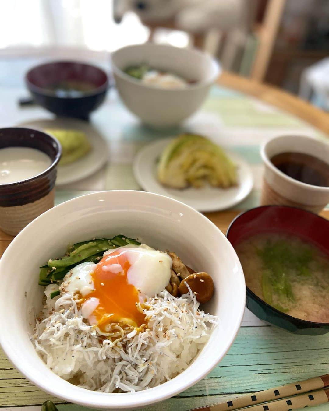 lalapinkのインスタグラム：「お昼ごはん🍚  ⭐︎温玉のせしらす香味ごごはん ⭐︎キャベツのグリル ⭐︎レタスとじゃがいもの味噌汁  今日もOisixで簡単に‼️ @oisix   #お昼ごはん #お昼ご飯 #昼食 #ランチ #lunch #しらす丼 #温玉 #おうちごはん #おうちご飯 #おうち時間 #oisix #オイシックス」