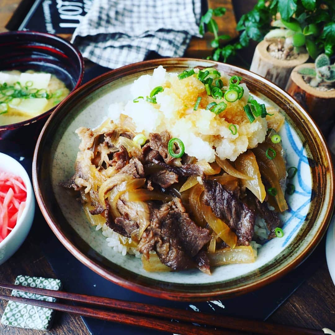 Michiko Maedaのインスタグラム：「おかわりがとまらない😋🍚🍴 つゆだくおろしポン酢牛丼💕  #おろしポン酢牛丼#つゆだく #おろしポン酢#牛丼#大根おろし #おかわりがとまらない #がっつりもりもり#丼レシピ #めちゃめちゃおすすめです❤️ #レシピは後程ブログにて #IGersJP#IGersjp#IGersj#クッキングラム#デリスタグラマー#おうちごはんlover#コッタ #lin_stagrammer#kurashiru#クッキングラム#クッキングラムアンバサダー#クオカ#エルグルメ#フーディーテーブル#おうちごはんlover#おうちごはん革命#おうちカフェ」