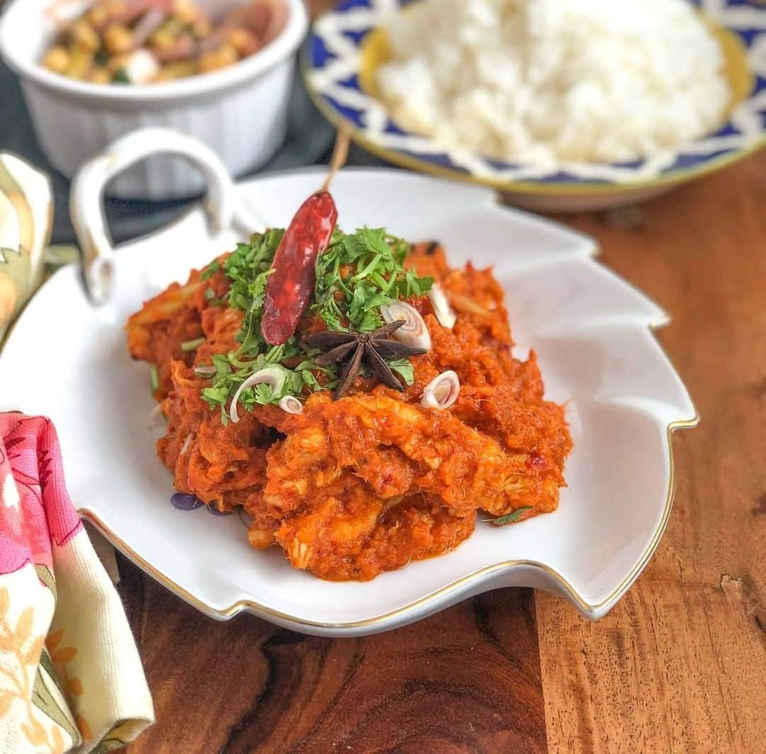 Archana's Kitchenのインスタグラム：「This Chicken Rendang recipe is a spicy, flavoursome Indonesian chicken stew with red chillies as the primary contributor to the heat in the dish which is mellowed down by coconut milk and the toasted coconut flakes.   The Chicken Rendang is a semi-gravy dish, where the succulent pieces of chicken have a thick coating of the gravy. Do give this recipe a try and tell us how you liked it :)  Search for the recipe “Chicken Rendang” in our app. Link to the app in the bio @archanaskitchen」