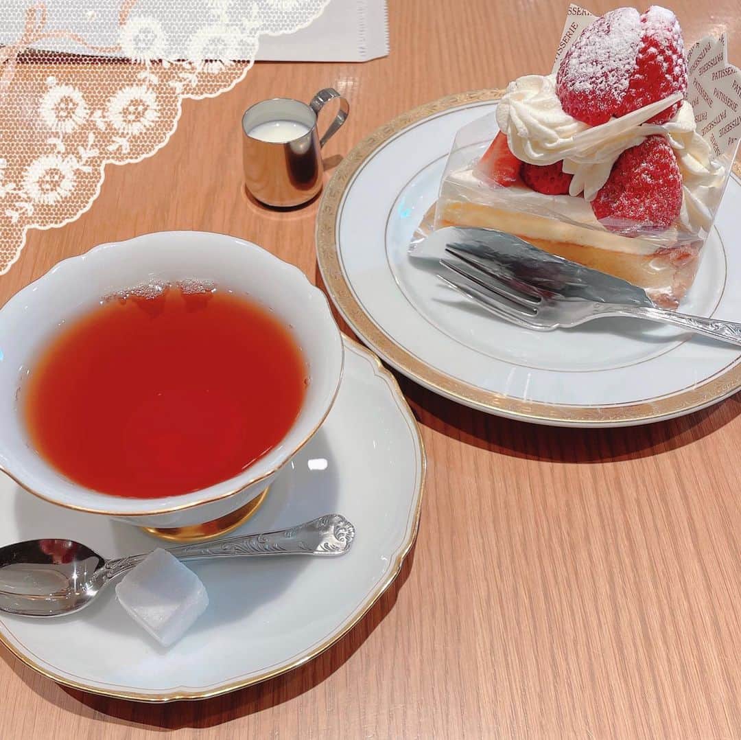 松浦有希さんのインスタグラム写真 - (松浦有希Instagram)「本当はここではホットケーキ🥞を 食べるのがいいと思うのですが、 今の私にはちょっとまだ 量が多い気がするので、 いちごタルト🍓🥧に しました(//∇//) ミルクの入れ物と角砂糖が 昭和を踏襲していていいですね（╹◡╹） #丸福珈琲店ザパーラー #昭和」2月17日 14時31分 - 12bambi12_yuki_matsuura