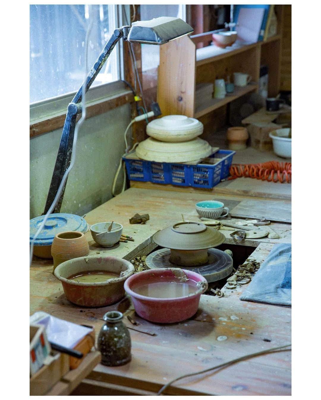 木村華子さんのインスタグラム写真 - (木村華子Instagram)「今週の月曜、久しぶりに仕事で丹波篠山へ。 丹波焼の窯にうかがいました。  ときどき撮影でアーティストの方のアトリエに行くことはあるのですが、そういえば窯元を撮らせていただくのは初めて。 手仕事の美しさに溜息が止まらない一日でした。 (写真は全て雅峰窯さんにて)  #photo #photooftheday #photoshoot #photography #photographer #japan #japan_of_insta #ig_japan #trip #tanba #pottery #potterylife #potterylove #japanesepottery  #potterystudio #potterydesign #canon #丹波篠山 #丹波焼 #兵庫 #焼き物 #一眼レフ #登り窯 #丹波 #旅 #撮影」2月17日 14時32分 - hanako_kimura_days
