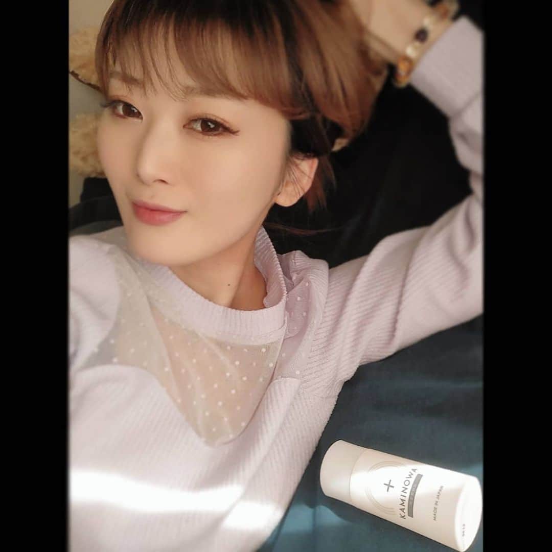 松浦麻里奈のインスタグラム：「ジェルタイプやから顔に垂れてこないってのいいね😘 男女使える、薬用育毛剤「KAMINOWA」（カミノワ）  刺激もなく、気持ちよく頭皮マッサージ🤩✨  瞬時になじんで、サラッとしてるから 髪がべたついたりテカったりしないから、 夜だけでなく、朝のお出かけ前でも使えるよーっ😲👍  液がしっかり浸透するように揉み込んで使える(◍•ᴗ•◍)  無香料・無着色 ・パラペン不使用 ・ノンシリコン ・鉱物油不使用 ・石油系界面活性剤不使用 ・紫外線吸収剤不使用  #KAMINOWA #kaminowa #カミノワ #法之羽 #法朵絲 #育毛 #育毛ジェル #頭皮マッサージ #スカルプケア #養髮液 #monipla #wpets_fan#pr#ヘアスタイル #ヘアケア#HAIR#GIRL#化粧品#コスメ#cosmetics」
