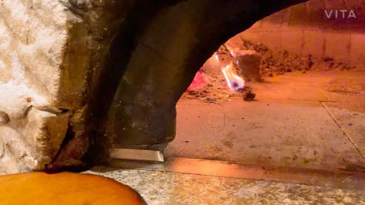 カフェ ラ・ボエムのインスタグラム：「.  🍕調理動画🍕 “大人気マルゲリータの調理工程大公開！！”  自慢の薪窯を使って作るマルゲリータピッツァ😊 耳まで絶品です、、🤤  是非ご来店お待ちしております🙇🏻  #laboheme #カフェラボエム #カフェラボエム白金　#マルゲリータピッツァ」