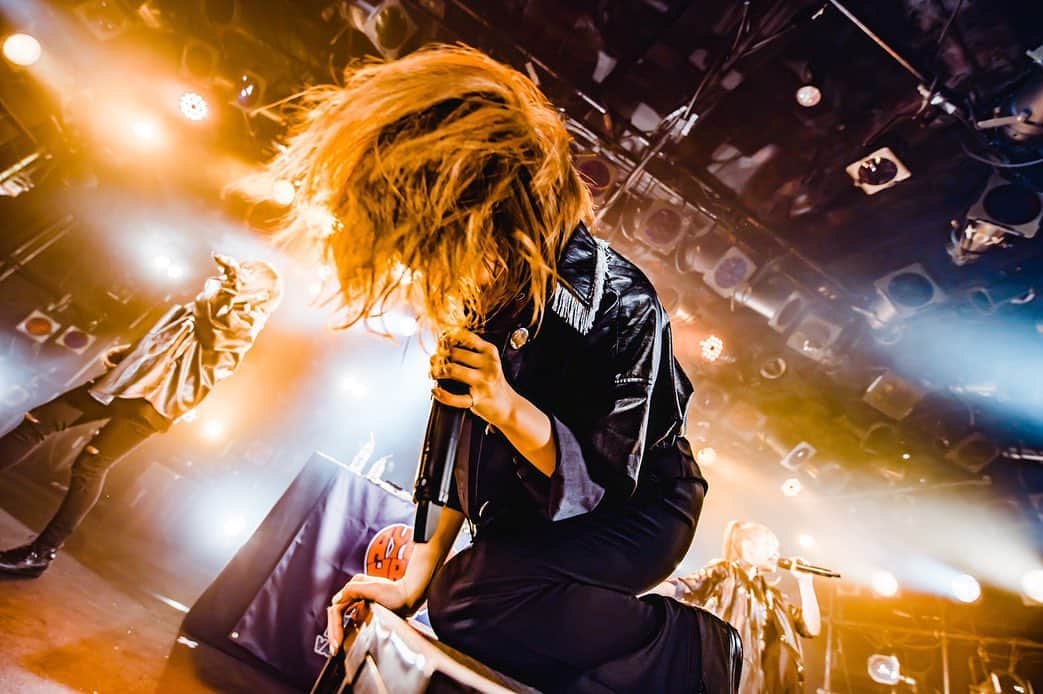 まきのインスタグラム：「ボクらの熊魂2021 BLACK & WHITE VALENTINE TOUR  大阪・名古屋・東京 ありがとうございました！  このツアー 私自身もメンバー同士でも とても悩んで考え抜いた結果 開催しようと、決めました。  今はっきり思うのは ツアーを周れてよかった！ あなたに会えてよかった！  足を運んでくれたみんな 配信ライブを 見てくれたみんな 全員でこの大切な ツアーファイナルを 迎えれたこと すごく嬉しかったよ。  スタッフのみなさんにも 感謝でいっぱい。  これからも あゆみくりかまきを 見守っててほしいです。  またぎ愛してるよ！  photo by @maophotolive   #ボク熊#あゆくま#あゆみくりかまき」