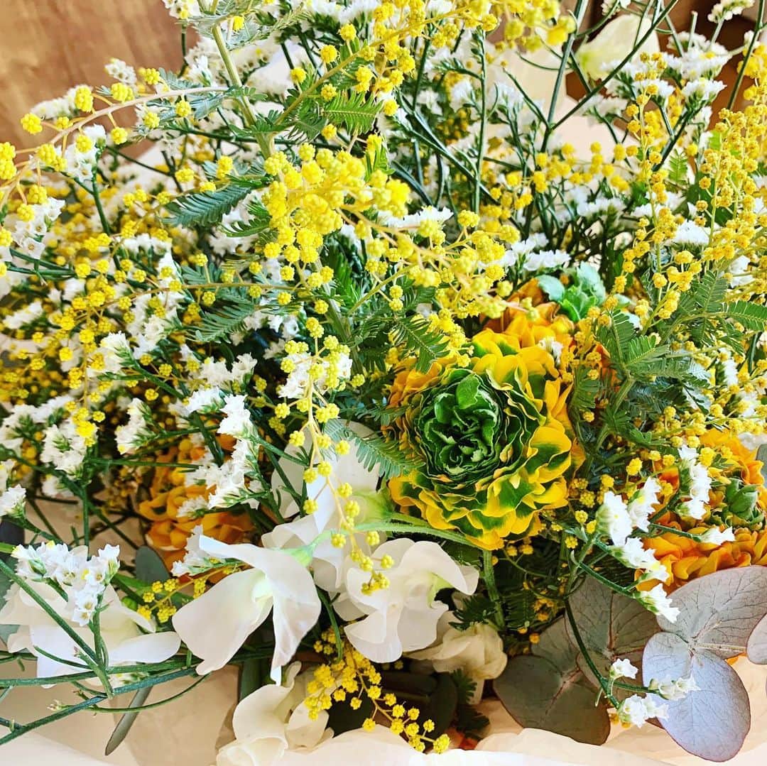 常盤よしこのインスタグラム：「花束を買いに いつものお花屋さんへ 大好きなミモザとスターチスいっぱい❤️ ラナンキュラスも❤️  #母の誕生日 #ミモザ #スターチス #ラナンキュラス #熊本花屋 #ブルーグレイ」