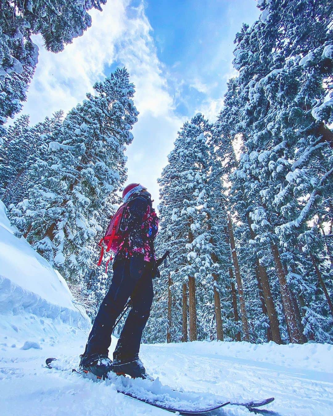 三星マナミのインスタグラム：「❄︎ ❄︎  綺麗すぎる景色の中で深呼吸🏔  どんな場面でも 共有できる仲間の存在🤍  どんな場面でも 1人じゃないって心強いよね😊  時空を超えて🌏💙  📸 @tky_travel_skier   =============== YouTubeライブ配信 CompassHouse TV📺✨ @compasshouse  2／18  pm8:00〜  @norikofukushima  @yuka.otaki   2人をゲストに迎えてっっ 懐かしのガールズスキーチームMasshが再結成します🤍  『ママスキーヤー』のガールズトーク🎤✨ ファミリースキーヤーの皆さんのヒントになる様なトークをしたい所ですが、Q&Aの質問形式で展開される番組なので全く違う方向になる可能性も秘めています⚠️💕  何があれば質問を投げて下さいね🙌」