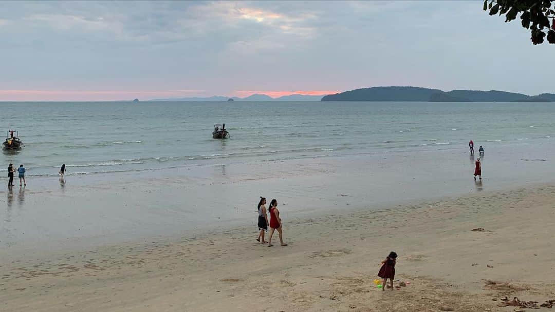 tamatamagoさんのインスタグラム写真 - (tamatamagoInstagram)「#マオちゃんのクラビ島巡り2021   お付き合いありがとうございました☺️ タイの風景を楽しめた！とのお声をいただき嬉しいおっかさんです☺️  島巡りの日最後は、本土に戻ってきて観光の中心地のアオナンビーチで夕日を眺めました☺️ この日のサンセットは控えめ雲多めだったのですが、太陽のところだけものすごく赤かったです☺️毎回違った感じで面白い☺️  ①サンセットとマオちゃん  ②まだまだ観光客は少ないアオナンメインストリート  ③土産屋とマオちゃん  ④アオナンビーチ  #私たちが泊待ってるのはクロンムアンビーチ #岩が多めだけど夕日が綺麗 #満潮だと良い感じに泳げるけど #干潮だと岩が危ない #実はおっかさん岩で負傷😅 #アオナンに来たのはクリニック🏥に寄るためなのだ🤣 #アオナンはホテルやレストランがいっぱいあるから #初めての方はここが良いかなー #まだ蔵出し旅写真が続くかも😆  2021/02/17」2月17日 14時48分 - tamatamago