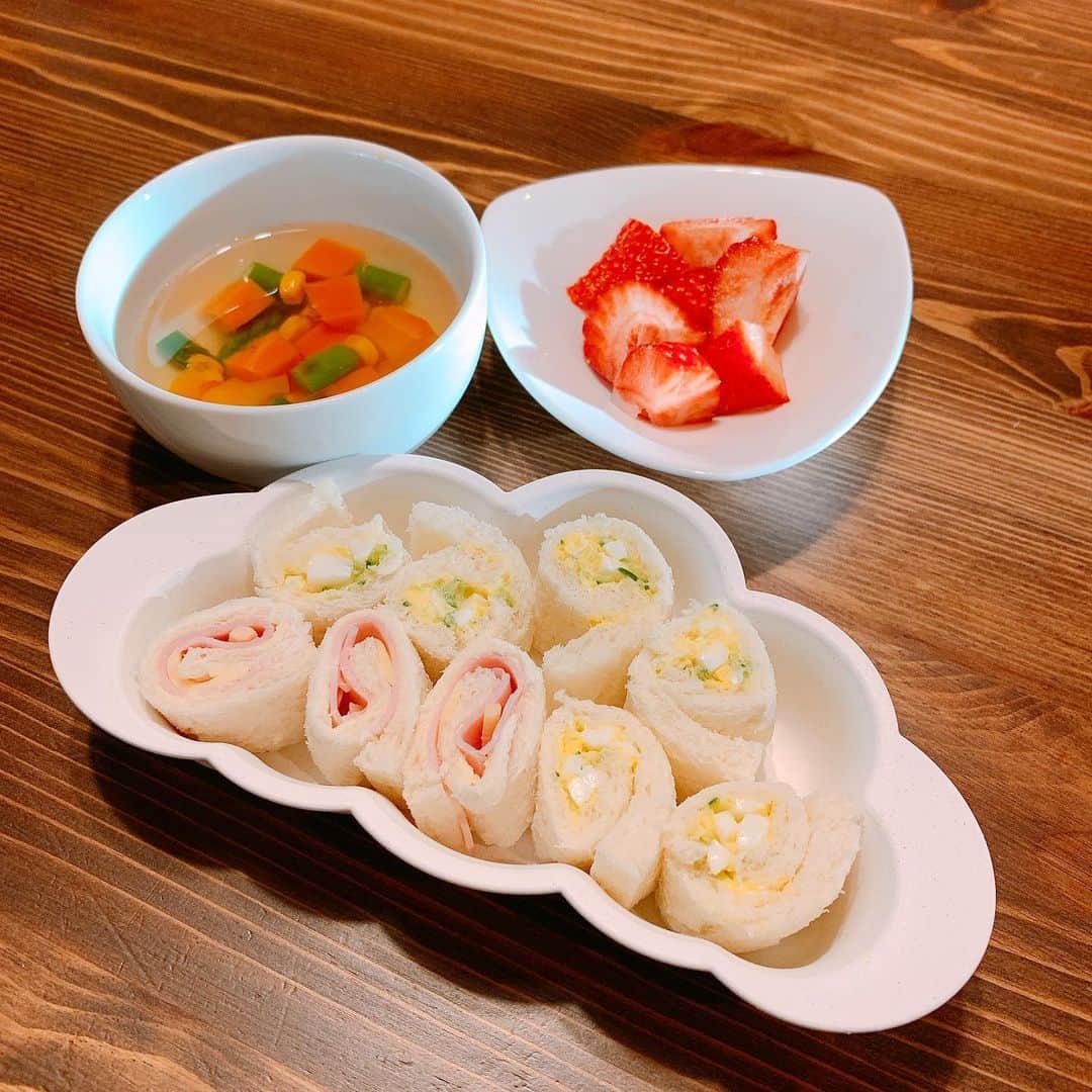 星村麻衣のインスタグラム：「最近好き嫌いが出てきたのか、パンを嫌がる息子🍞 気合い入れてロールサンドを作ってみましたが、いまいちだったようでしっかり残されました😂 #幼児食 #幼児食記録 #こどもごはん」