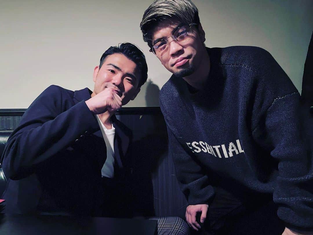田中恒成のインスタグラム：「・  思った事「終わりを覚悟した人は強い」  「いつかは…」と言ってるより 「今を生きてる人」は行動力が違う。  ギラついた目力が好きだったんですが… すっかり優しい目になっていました…笑  #小縣新 #小縣塾 #社長専門メンタルコーチ」