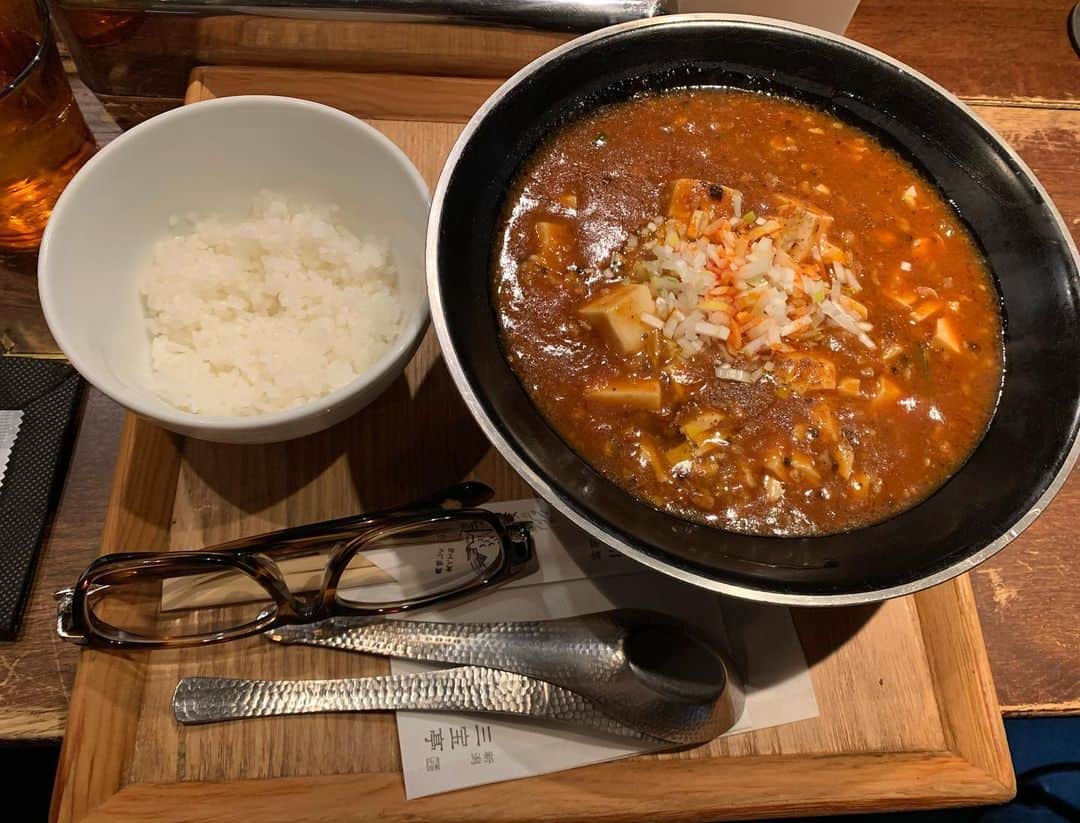 まちゃあきのインスタグラム：「いやー、ここオススメしてもらったけど本当においしかった。 まあぼらーめんですぜ。  うわーこの麻婆、味がそもそもめちゃいい〜これで麻婆丼食いたいな〜  、、そばにご飯あるや〜ん  しかもネギがまたしっかり口の中で顔出してくるんだよなー。  強い旨味、辛味の中にネギが小さな弾丸となって味蕾を刺激してくるのよ。  絶対またいこ。☆4.4！！！  #三宝亭」