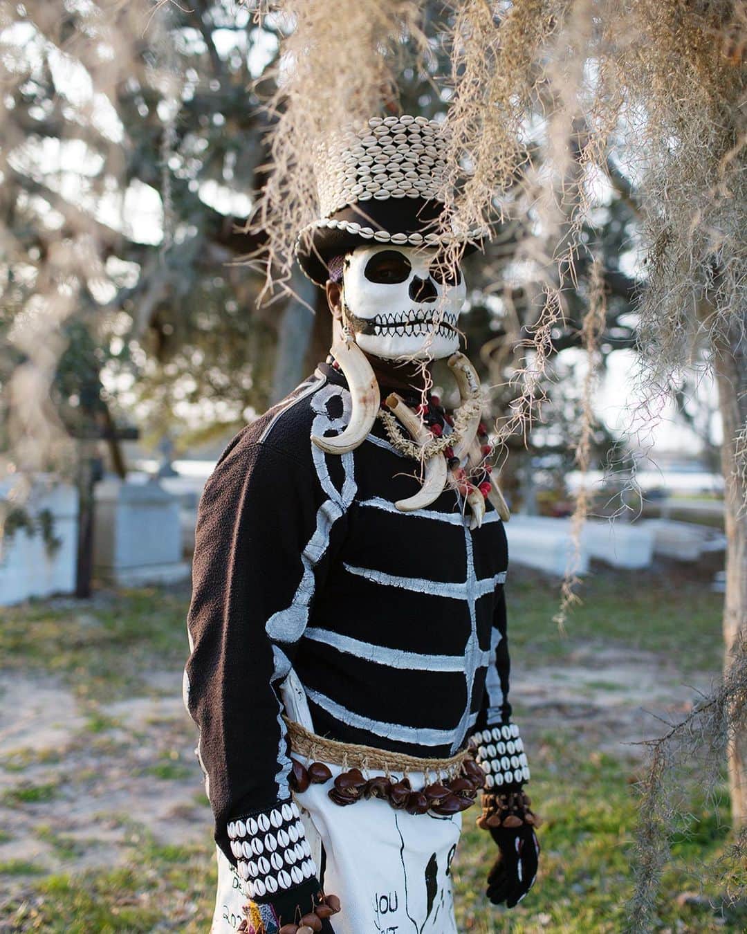 National Geographic Creativeのインスタグラム：「Photo by @akasharabut / Happy Mardi Gras! The North Side Skull and Bones Gang traditionally wake up the city of New Orleans at dawn on Fat Tuesday by walking the streets while banging pots and pans. “Carnival in a large way is about the ritual, to get to it. What happens on Mardi Gras is just the release part of it.” Big Chief Bruce Sunpie Barnes of The Skull and Bones Gang.」