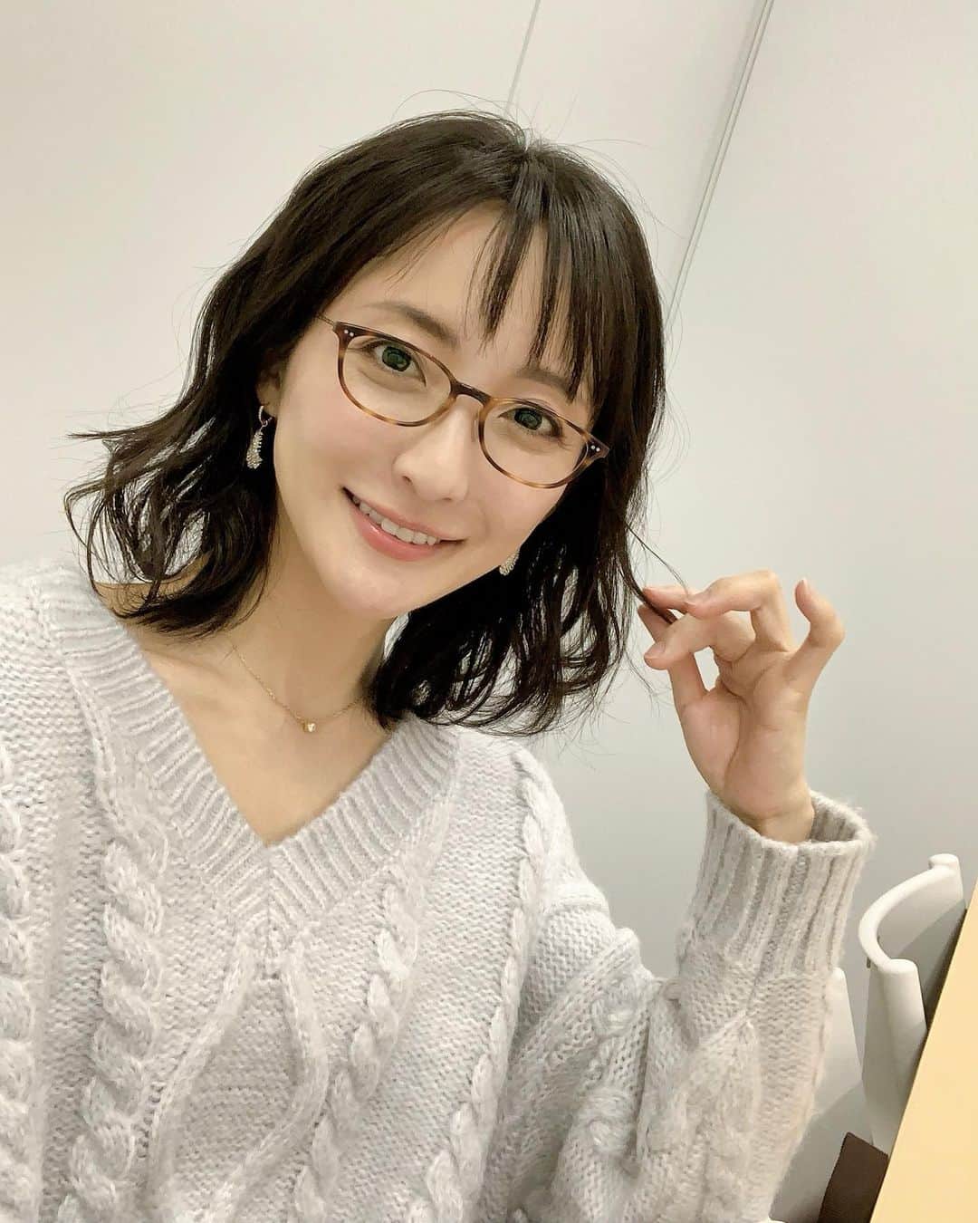 松澤千晶のインスタグラム：「インスタ、しばらく使わない間に、操作がよくわからなくなってます。笑  近況としては、髪が伸びたり、切ったり、あとは歯並びが、歯列矯正したのに少し戻っちゃいました。  最近は、地味にお仕事しています。わかりやすい露出がなくて伝わりにくいですが、収録したものとか、そのうちに。  つい先日、お誕生日を迎えまして、いただいたものとか、お祝いしていただいたものとか、改めて載せられましたら…  とりあえず今つけているのが、友人がプレゼントにくれたピアス。ありがとうଘ♡ଓ」