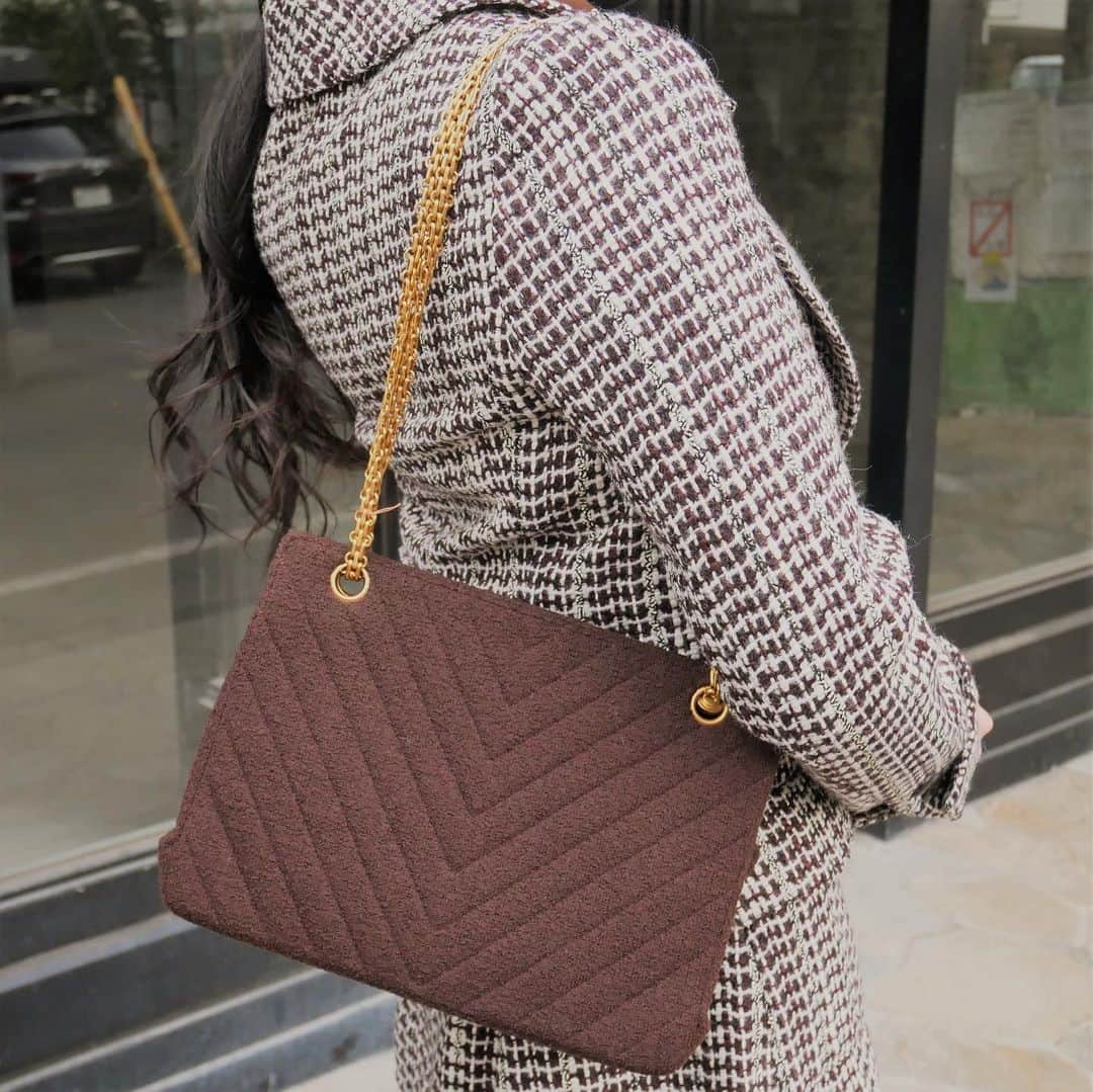 Vintage Brand Boutique AMOREさんのインスタグラム写真 - (Vintage Brand Boutique AMOREInstagram)「Vintage Chevron Tweed Reissue Chain Shoulder Bag from 1994-1996  Available Online For Purchase🛒 Search Code: AO32662  Free Shipping Worldwide  📩DM for more info and pricing ➡️info@amorevintagetokyo.com  #Vintage #AmoreTokyo #Authentic」2月17日 15時03分 - amore_tokyo
