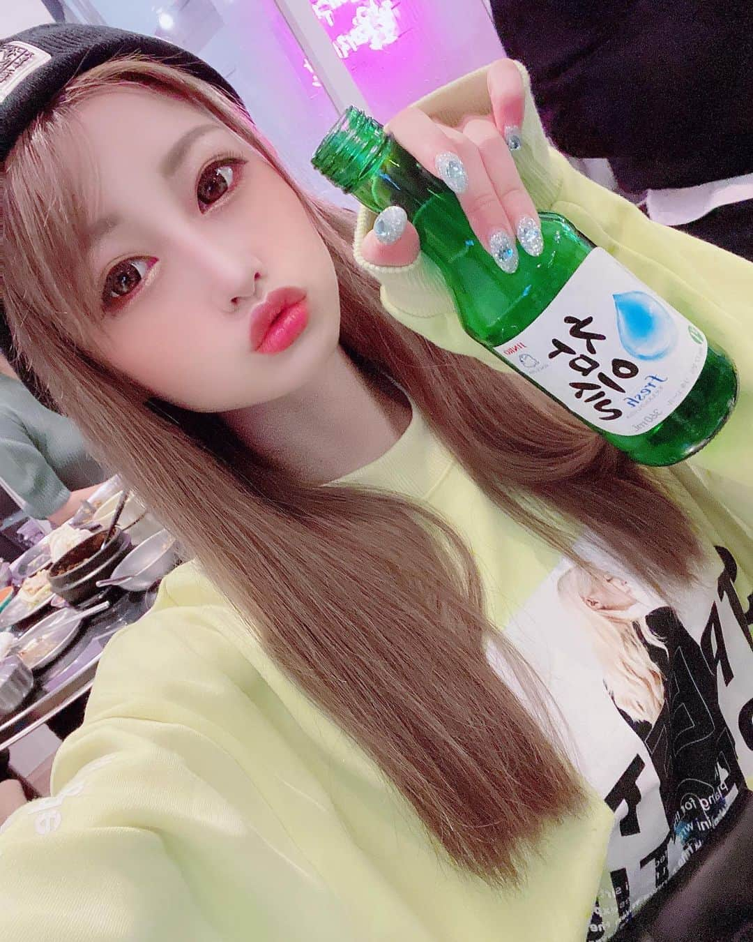 まりんさんのインスタグラム写真 - (まりんInstagram)「お酒もってこーーーーい💦💦💭🍼💗 . . #お酒好き女子   #酒ヤクザ#酒ヤクザのいる生活 #チャミスル #大人女子 #海月姫#followｍe #followers#ootd#makeup #instafashion #kawaii#tokyo #roppongi#フォローミー #フォロー#撮影会モデル#グラビア#むちむちボディ #キラキラ女子#バーレスク東京#バーレスク#burlesquetokyo #burlesquedancer #リアルナース#金曜日のソロたち」2月17日 14時58分 - marin_burlesque