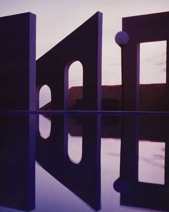 バルバラ ビュイのインスタグラム：「PURPLE ESCAPE.⁣ (unknown source)⁣ #inspiration #architecture #purple #aesthetic」