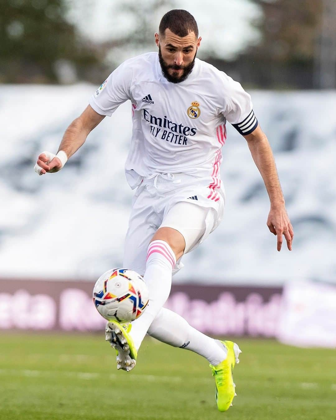 LFPさんのインスタグラム写真 - (LFPInstagram)「PERFECT technique! ⚽😃🤍   ¡Vaya TÉCNICA! 🤍😃⚽  #RealMadrid #Benzema #Football #LaLigaSantander #LaLiga #YouHaveToLiveIt #HayQueVivirla」2月17日 15時00分 - laliga