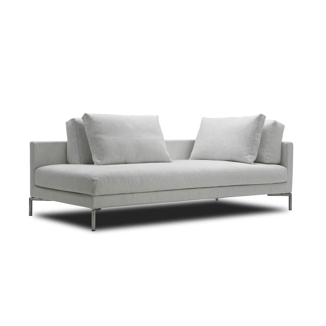 eilersenのインスタグラム：「Plano rises up with a lightness that almost makes it seem to float and the result is a Scandinavian version of the modern sofa lounger.⁠ •⁠ •⁠ •⁠ #eilersen #plano #eilersenfurniture #myeilersen #interiordesign #homedecor #sofa #danishdesign #inredning #finahem #interiorlovers #interiordesign #modernliving #minimalism #nordiskehjem #nordicinspiration #nordicliving #craftsmanship #luxurylifestyle #boligindretning #designinterior #livingroominspo #boliginspiration #softminimalism #hemindredning #schönerwohnen #nordicminimalism」