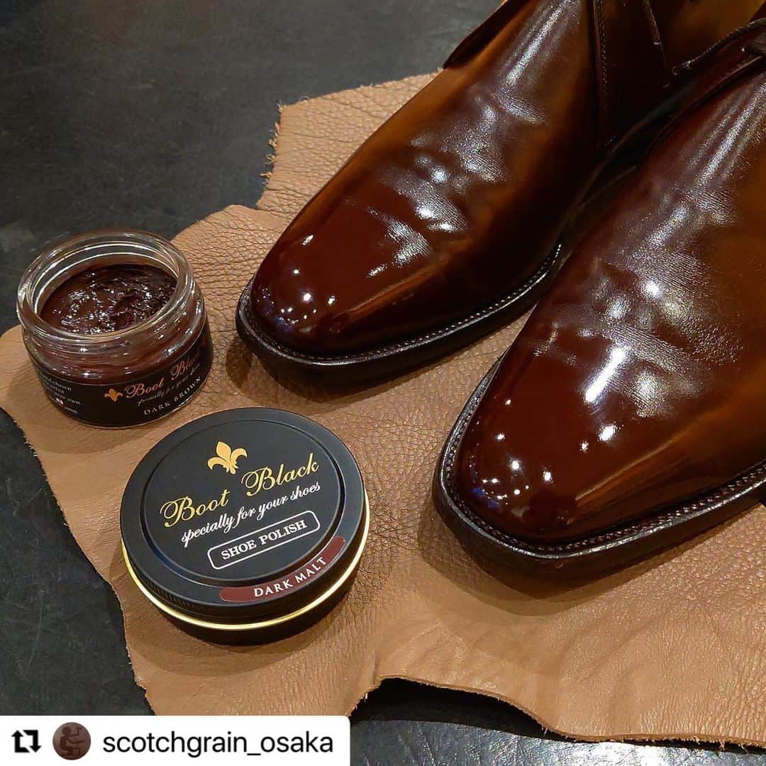 のインスタグラム：「#Repost @scotchgrain_osaka with @make_repost  #おやつの時間 に素敵な投稿をリポストさせて頂きます。  @scotchgrain_osaka 様のご投稿です。毎回ありがとうございます！  #ブートブラック の乳化性クリームと ポリッシュでモルトドレッシング… 艶の出方がとても綺麗です。  ・・・ “2004 NEW YEAR MODEL PL-0411 BO” (スタッフ私物)  2004年アウトレットで限定販売された、今は無き独・カールフロイデンベルグ社のボックスカーフ使用したチャッカブーツです。 ボルドー色の革に敢えてダークブラウンのクリームを塗り込むことで表情に深みを出しております。  エイジングサンプルとして2月末まで店頭展示しておりますので是非ご覧ください。  #スコッチグレイン #靴 #革靴 #紳士靴 #メンズシューズ #グッドイヤーウェルト製法 #ファッション #メンズファッション #靴磨き #シューシャイン #鏡面磨き #モルトドレッシング #足元倶楽部  #scotchgrain #shoes #leathershoes #menshoes #mensshoes #goodyearwelt  #goodyearwelted #fashion #menfashion #mensfashion #shoeshine #mirrorshine #shoepolish #shoecare」
