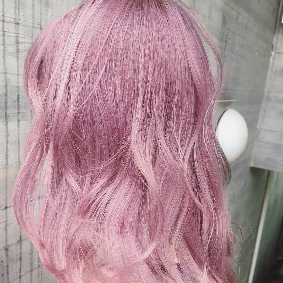 斉藤潤一のインスタグラム：「なんだかんだピンク可愛い💕 コロナでリモートになったお客様が最近やったことのない髪色をしたいと言うオーダーがすごく多くピンク系の色は大人気ですぜひチャレンジしてみてください。  『2021年大人気ピンクヘア』 色落ちも可愛いピンクをセレクトする事が ピンクカラーの大重要ポイント  カットとHPケアブリーチで綺麗にダメージレスでぬく！  #斉藤潤一  冬はモノトーン系の洋服などが多くなるので明るい髪の毛はかわいい  明るいカラーが好きな方は是非 . 〒150-0041 東京都渋谷区神南 ご予約はこちらへ ☞☞ TEL ☏﻿ ﻿03-3462-2093 web  roco@1cs.jp 渋谷 美容室 #rocospearz . 〒150-0041 東京都渋谷区神南1-14-9 第7FMGビルB1F . . ご予約はこちらへ ☞☞ TEL ☏﻿ ﻿03-3462-2093 web  roco@1cs.jp . ★平日  open  11:30-22:30 ★土日祝  open  11:00-21:30  #渋谷#東京#oggiotto#新宿#新宿美容室#ヘアアレンジ #外国人風#バレイヤージュ #hair#渋谷美容室 #インナーカラー#オシャレ #外国人風カラー#ショートヘア #ヘアアレンジ #ケアブリーチ  #アッシュ #newcolor # #tokyo #shibuya #hair #ボブ #モデル#バレイヤージュカラー #ファッション　#美容師 #패션 #미용사 #미용」