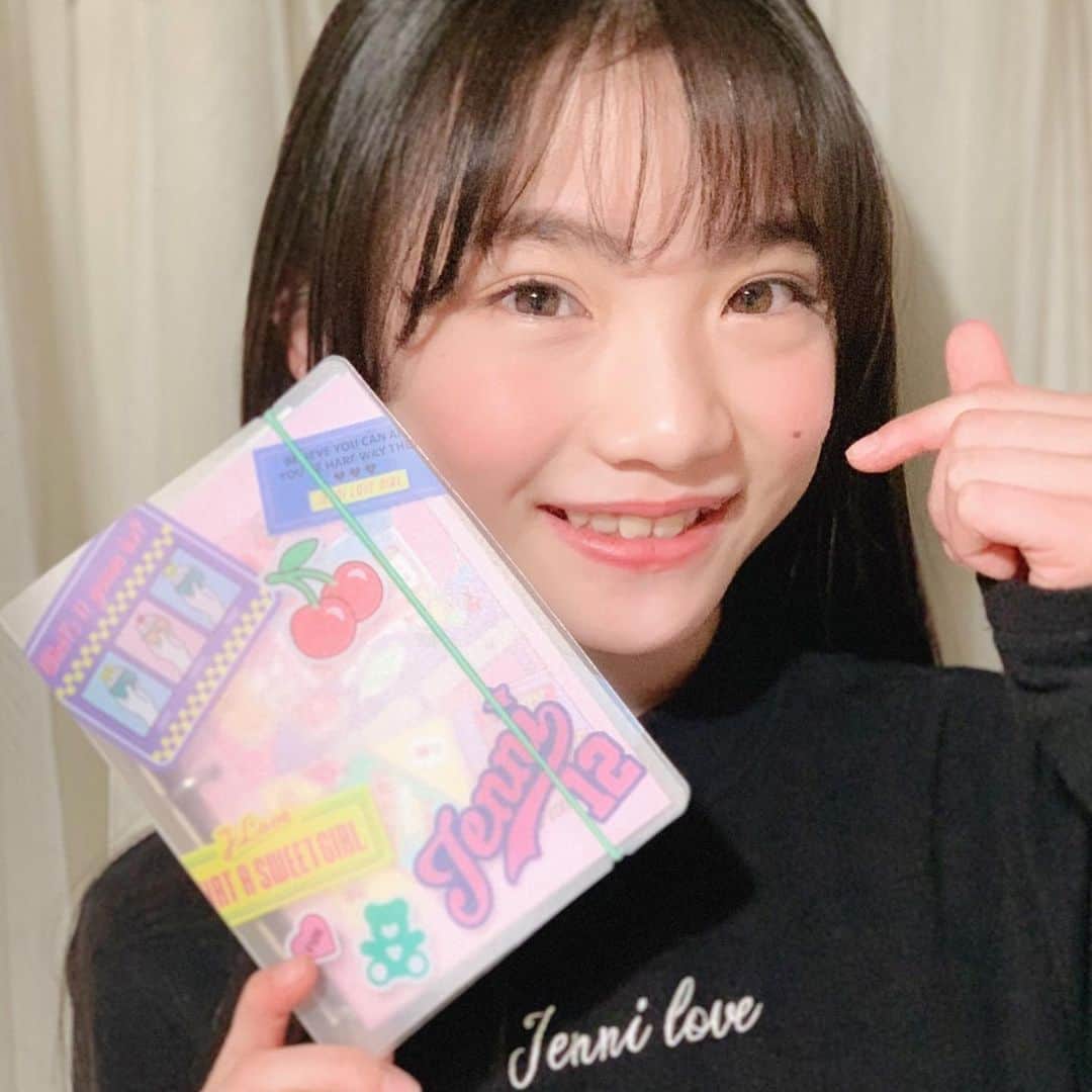 ニコ☆プチのインスタグラム：「あんにゃのふろくの使い方🐈💓  2月号のふろくはシステム手帳だよ✍💕 毎年楽しみな手帳は今年もかわいい❤️ しかもバインダーで中身の入れ替えもできちゃうよ😳💓  私はさっそくTODOリスト作ったよ✨ 隣のwishリストにはお出かけ出来るようになったら行きたい所を書く予定なんだ🚗  みんなはどんな風に使うのかな？(*´˘`*)♡  #ニコプチ #ニコプチふろく #プチモのふろくの使い方  #ニコプチふろくのある生活  #ジェニィラブ #jennilove #ふろく #あんな」