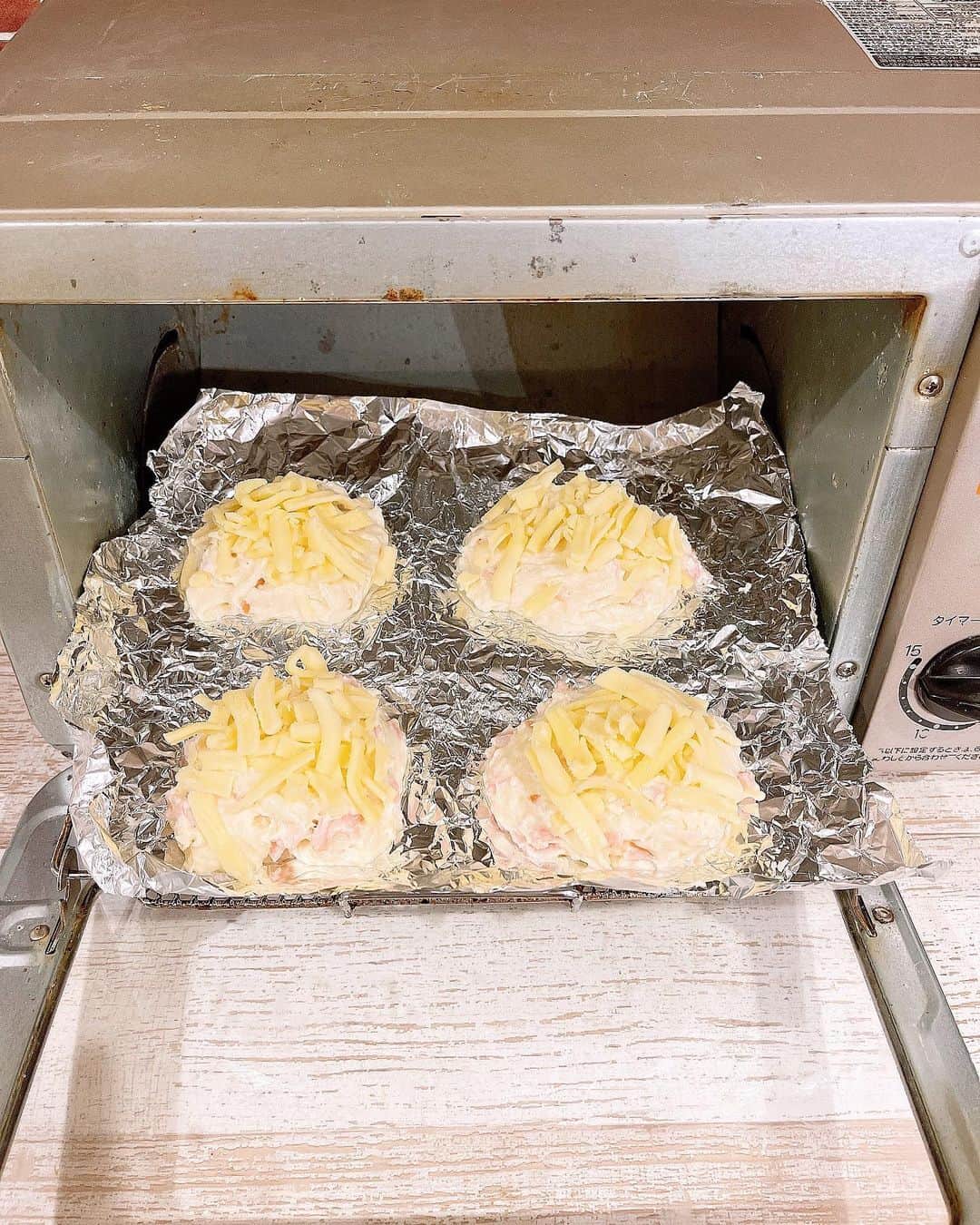 みきママさんのインスタグラム写真 - (みきママInstagram)「【手を汚さずに作れるハムチーズパンです！！】  こねないパンだから、混ぜて焼くだけ‼️なのにハムとチーズでめちゃうまです✨  作り方はね、4個分で、ボウルにホットケーキミックス（1袋/150g）、サラダ油（大さじ1）、無糖ヨーグルト（100g）、小さく切ったハム（2枚分）を入れて、粉っぽさがなくなるまでスプーンで混ぜて、スプーンで4等分にして油を塗ったアルミホイルの上にのせて、ピザ用チーズ（40g）を等分にしてのせて、1000Wのトースターでこんがり15分焼く。焦げそうになったらアルミホイルをかぶせる。  ヨーグルトを入れると、ヨーグルトの酸がベーキングパウダーに反応して、よりふわふわに膨らむんです👍👍👍  杏ちゃん「美味しいけど、今日はお菓子が食べたかったー。」ってさ。  くっそー、15分ちょっとでできるから、次は食べたいって言われてから作ろう😤😤😤　　　　  離乳食本には手がはなせないママさんのためのすぐできるパンやご飯が載っています😉  #こねないパン #手が汚れない　#ハムチーズ #パン #離乳食本 #おやつ #ホットケーキミックス」2月17日 15時10分 - mikimama_official