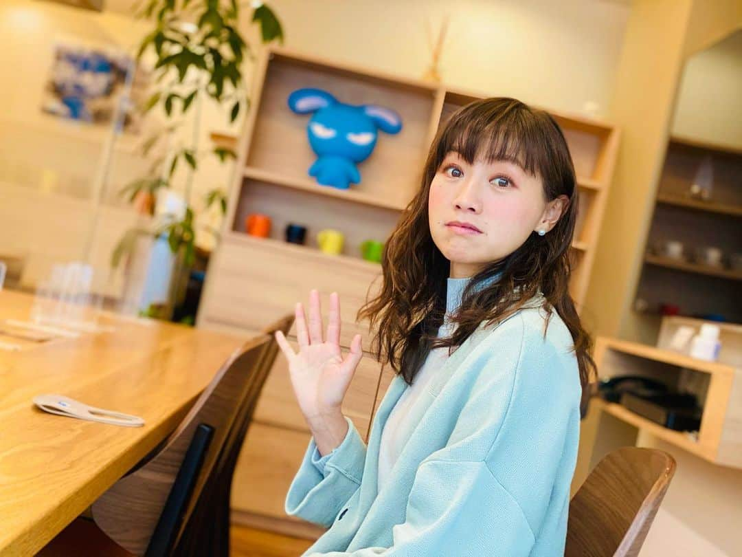 福島和可菜さんのインスタグラム写真 - (福島和可菜Instagram)「今日は、 in NACK5銀座スタジオさん🎙  ちゃんと手は上げてるけどどんな顔やー😂（笑）不意打ち過ぎた😎（笑）  この後はちゃんと笑顔になりましたよー😊  いつでも笑っていよう✨😄✨  今日はこれから、収録とイベントでーす🤲  #アプリなし #加工なし #笑 #nack5  #スタジオ #studio #銀座 #in #不意打ち #写真 #顔 #smile #髪伸びた #髪切りたい #詳細はまたお知らせします #お楽しみに #radio #楽しい #📻 #🎙 #😊 #☺️ #😆 #😎 #✨ #❤️ #☀️」2月17日 15時12分 - fukushimawakana