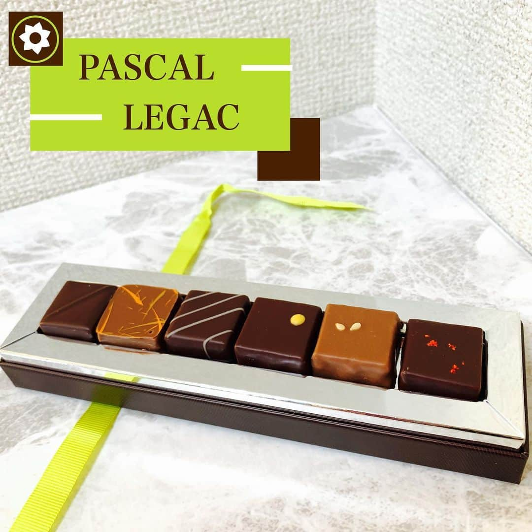 甘さんのインスタグラム写真 - (甘Instagram)「【組み合わせ抜群度:★★★★★】 お店:PASCAL LEGAC * 奥様からいただいた、もう一つのチョコレート、PASCAL LEGAC まだ3つしか食べてませんが、意外な組み合わせなのに美味しすぎる❗️ * 【マンゴーとセージ】 セージというハーブにマンゴーを合わせたチョコレート。意外な組み合わせだと思ったんですけど、とても合うんですよ。セージの香りとマンゴーのクセがマッチします。味が次々に変わるというより、グラデーションみたいに、ゆっくりとマンゴーとセージとチョコレートの味をを行き来します * 【メロンとポルトワイン】 これは食べながら、メロンとワインを飲みたくなりましたね。こんなにメロンとワインとチョコレートが合うんだとびっくりしました。メロンの甘味とワインの深み、そしてチョコレートのほろ苦さで口の中が幸せになりました。 * 【プラリネ　ゴマとシトロン】 こちらも意外な組み合わせですよね。中にも白胡麻が入っていて、胡麻の香ばしさとレモンの皮の香りが合うんですよ。どこでこんな組み合わせを思いつくの？って感じです。しかもそれをチョコレートにしちゃうのがすごいですよね * まだ他のも残っていて、食べるのが楽しみです✨ (ブログ紹介:×) * #チョコレート #chocolate  #pascallegac  #バレンタイン #マンゴーとセージ #メロンとポルトワイン #ゴマとシトロン」2月17日 15時14分 - sweet_ama1113