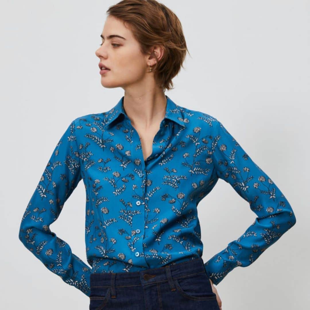 コントワー・デ・コトニエ ジャパンのインスタグラム：「#本日スタート NEW FEMININE BLOUSE . 《期間限定ブラウスフェアのご案内》  2021年2月17日（水）から2月28日（日）の期間中、 全国店舗・オンラインストアにて 税込33,000 円以上お買上げのお客様に、先着にてオリジナルフラワープリントのコロニラプリントのマスクケースをプレゼント!  ※なくなり次第終了いたします ※セール商品は対象外となります （店舗により取扱商品・在庫状況が異なることがございます） . . 《Blouse Collection 》  コントワー・デ・コトニエの新しいブラウスコレクション。 コトニエならではの上質なシルクやコットン素材、オリジナルプリントなど、魅力が盛りだくさん。 フェミニンな日常着で、シーズンムードUP。 . 詳しくは、プロフィールURLまたは公式アプリより、特集ページをCheck . . Photo: シルクサテンコロニラプリントレギュラーカラーシャツ  鮮やかなベースカラーに白いフラワープリントが印象的なシルクブラウスです。コロニラはパリの街路樹や公園でよく見かける、春の訪れを告げるころんとしたお花。定番シャツカラー&シルク素材なので季節や合わせてボトムスを選ばず、様々な着こなしを楽しんでいただけます。同シリーズのミディスカートと上下で合わせると、ワンピースのような華やかさときちんと感を演出できるので、オフィスやお食事会やちょっとしたパーティー用に、クローゼットに用意しておくと便利です。 . . . . . . . . . .  #comptoirdescotonniers #コントワーデコトニエ #コトニエ #newcomptoir #コトニエスタイル #新生コントワーデコトニエ #シルクシャツ #花柄ブラウス #春カラー #フラワープリント #セットアップ #マスクケース #春コーデ #2021春夏 #春夏ファッション#フレンチスタイル #パリジェンヌ」