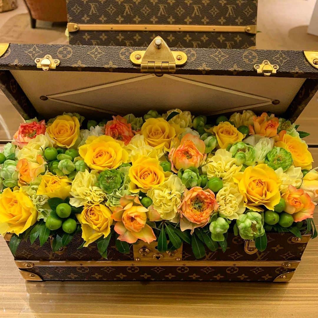 ニコライ・バーグマン・フラワーズ＆デザインさんのインスタグラム写真 - (ニコライ・バーグマン・フラワーズ＆デザインInstagram)「A box of sunshine ☀️ #nicolaibergmann #flowerbox #lv #ニコライバーグマン」2月17日 15時18分 - nicolaibergmann