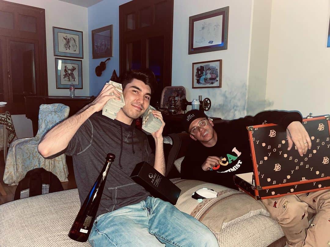 ロジックのインスタグラム：「Chess Money. Rattpack follow my boy @joebruin96」