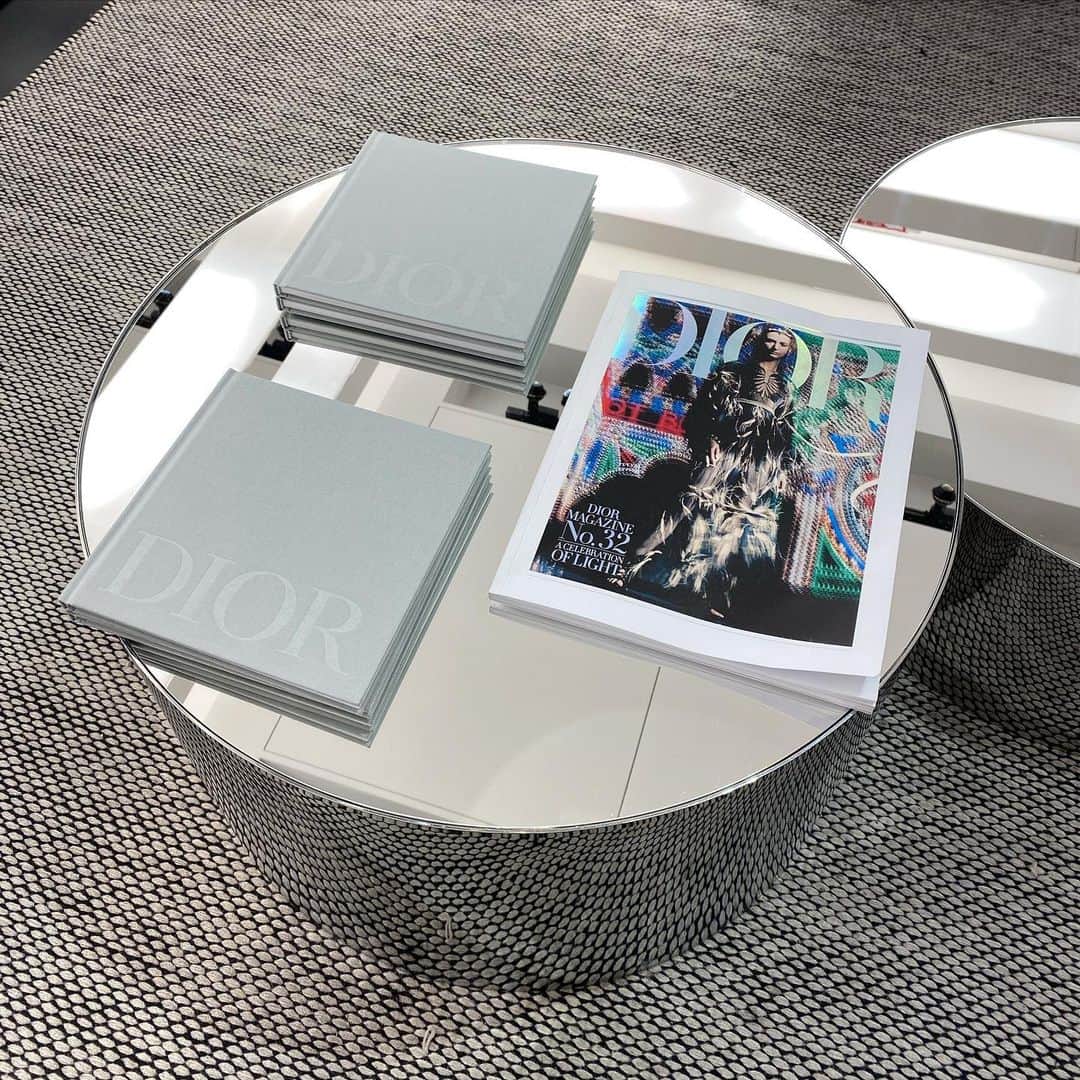 エレナ・アレジ・後藤のインスタグラム：「cute matching coffee tables ✨」