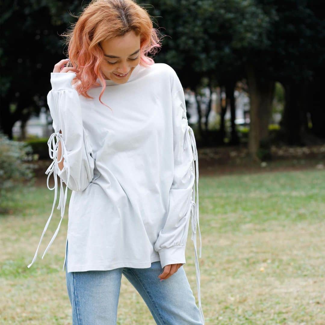 Ninamew official instagramのインスタグラム：「. __________ . Ninamew  New Item♡ . . ☑シャーリングスリーブT ¥12,000+tax 🔖 . Color GY/BR/BK  Size Free ____________ □□□□□□□□□□□□□□□□□□  TOPページURLよりご購入可能.   □□□□□□□□□□□□□□□□□□ . . .  #Ninamew  #fashion  #fashiongram  #japan  #tokyo  #kawaii  #cute  #love  #instagram  #ootd  #outfit  #fashiongram  #ニーナミュウ  #ファッション  #ファッションコーデ  #オススメ  #コーデ  #可愛い  #大人可愛い  #オシャレ  #オシャレ女子  #ブラウス #新作  @ninamew_rakutenshop  @ninamew_press」