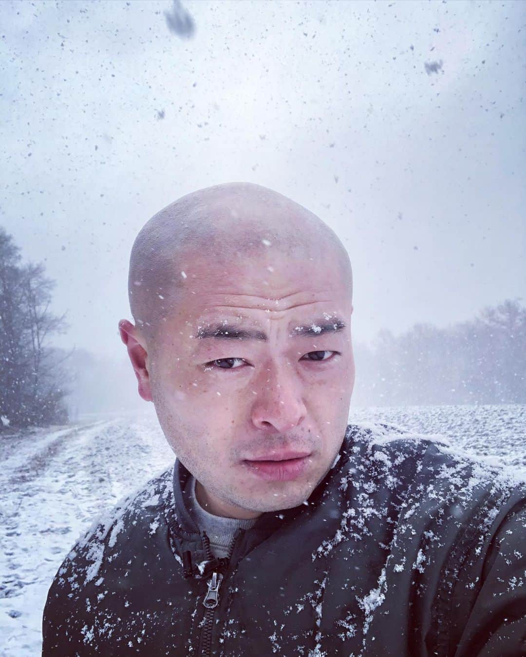 あばれる君のインスタグラム：「すごい。この広い大地見える？一面雪景色だよ。」