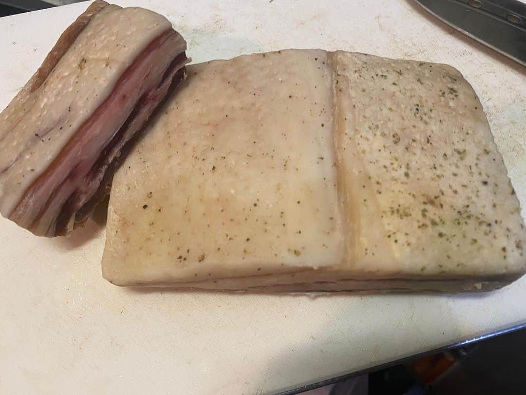 神田陸人のインスタグラム：「手作りパンチェッタ完成〜🍖 (忘れかけてた) ジャーマンポテトにしました！！塩抜き忘れてた！塩きつい！！！笑」