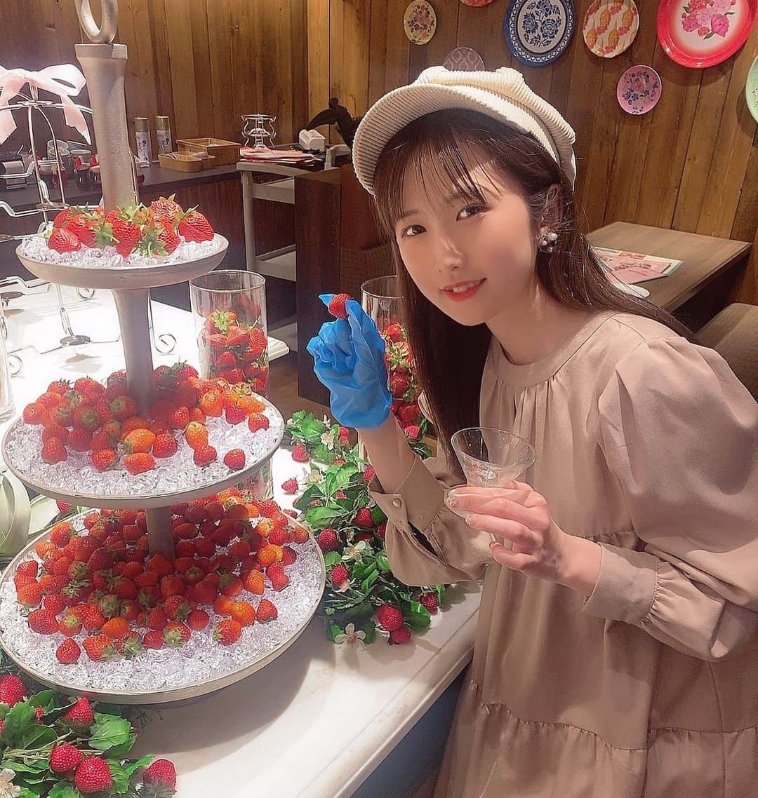 並木彩名のインスタグラム：「いちご何個乗るかチャレンジっっ🍓 @rambutan1029  #ランブータン#rambutan #タイ料理#新宿ランチ#新宿グルメ #新宿グルメ#パッタイ#新宿#🇹🇭#thailand #japanarizm#idol#japan#tokyo#アイドル#kawaii#いいね返し#followｍe #自撮り界隈#selca #followme #雰囲気#cosplay #maid #girl #f4f #被写体 #selfie #일상 #아이돌 #afternoontea」