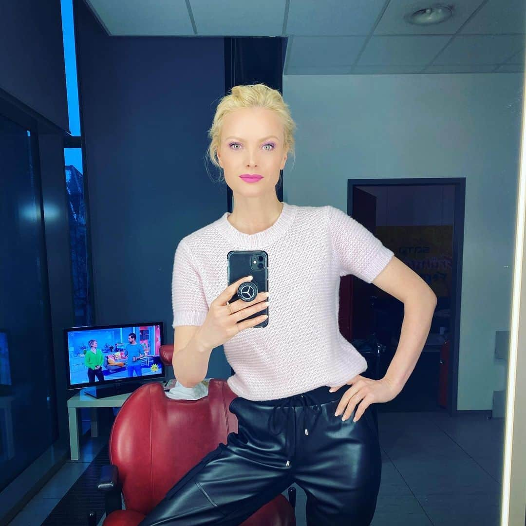 フランツィスカ・クヌッペさんのインスタグラム写真 - (フランツィスカ・クヌッペInstagram)「Gleich geht es los, live im @fruehstuecksfernsehen ❤️💋☀️ @sat.1 schaltet ein, freu mich auf euch ! 😘 #live #tv #franziskaknuppe #enjoylife #everysecond」2月17日 15時41分 - franziskaknuppe