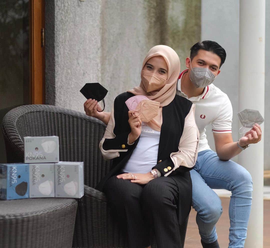 Zaskia Sungkarのインスタグラム：「Nih aku mau share ya aku lagi cobain Masker medis tipe KN95 dari POKANA @pokanafamily, recommended banget untuk maximal protection saat harus beraktifitas diluar karena masker KN95 ini bahannya 6-ply !!! . Masker medis dari Pokana ini sudah teruji secara medis dan seluruh bahan + Earloop colornya juga sudah bersertifikasi Ink safety . Masker medis dari Pokana memiliki High performance BFE 97%-99% ( bacteria filtration efficiency) ,so pasti aman banget untuk melindungi kita dari Virus , Bahan 6 -ply nya bikin kita jadi ngerasa safe banget saat harus beraktifitas di luar. Apalagi klu aku pas lagi  check calon bayi ku ke dokter ngerasa safe banget pokoknya pake masker medis dari Pokana ini bisa Couple an lagi ama suami  . Masker ini juga tersedia dalam 8 variant warna: light & dark colors jadi tetap Modis walau pakai masker medis kan!!! Buruan  cek dan beli di Pokana official store online store kesayangan anda, happy shopping & Stay safe selalu yaa #kenapaselalupokana #pokanamasker」