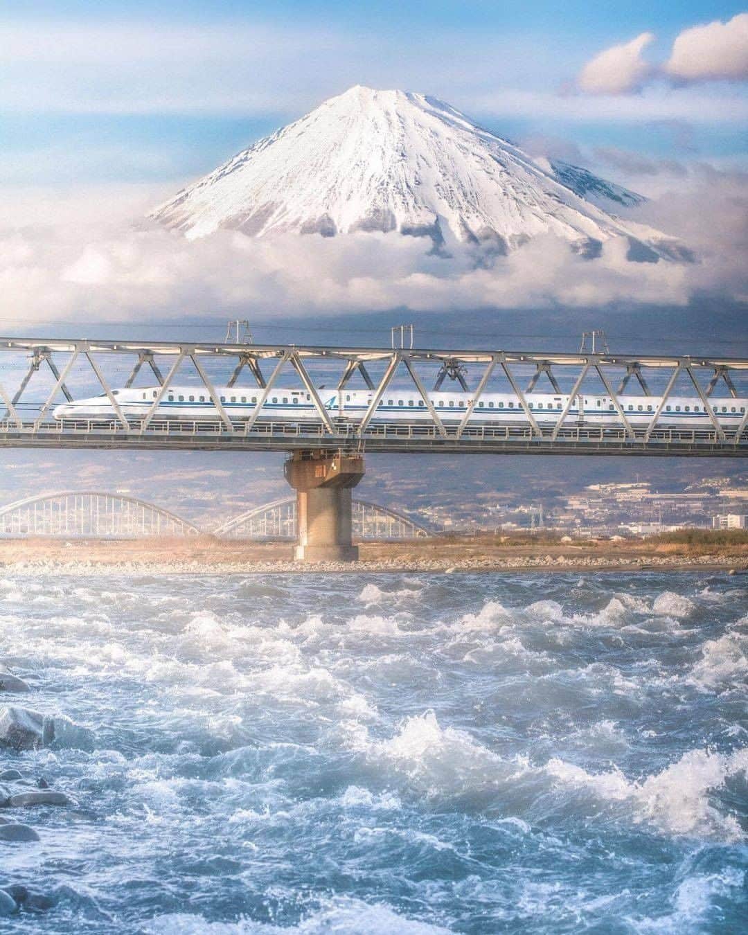 のインスタグラム：「#富士山 新幹線と荘厳な富士山の圧倒のコラボが素晴らしいです。 . . ━━━━━━━━━━━━━━━ 📍 静岡県「富士山」 📷 photo by @nakano_0428 📅 2020.3.9 ━━━━━━━━━━━━━━━ 📎 【 #じゃらんおすすめ_東海】 おでかけの参考に、ピックアップしたお写真をエリア別でまとめました！ ━━━━━━━━━━━━━━━ . . #jalan_travel　をつけていただいた中からpick upしました🔍 素敵なお写真をありがとうございました😍 . . ☑ 新型コロナウイルス感染症拡大防止の観点から、各自治体により自粛要請等が行われている可能性があります。ご利用の際には、あらかじめ最新の情報をご確認ください。また、感染拡大の防止に充分ご配慮いただくようお願いいたします。 ☑ #jalan_travel をつけて、ぜひ今までの旅行先の思い出写真を投稿してください。このアカウントでご紹介させていただきます。(じゃらんニュースでも紹介される可能性があります） . . . . . . #いつかまた行きたい #いつか行きたい #富士山 #静岡県 #静岡 #新幹線 #じゃらん #観光 #観光地 #観光スポット #旅行 #旅行好きな人と繋がりたい #旅行好き #写真好きな人と繋がりたい #ファインダー越しの私の世界 #Japan #travel #travellers #trip #jalan #japantravelphoto #japantrip #japantravel #jalan_blue」