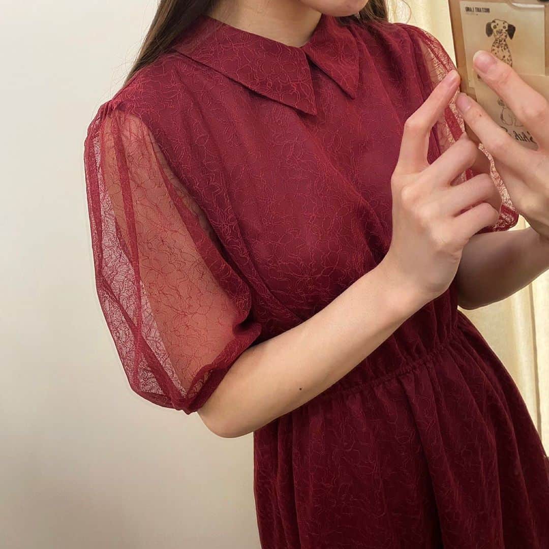 LEBECCA boutique Vintageのインスタグラム：「.﻿ 「私たちのデザインのお話し」①﻿ ﻿ ﻿ お客様のお声を集めて制作した2種類の【私たちとのワンピース】。デザイナーから、それぞれのデザインポイントをご説明いたします。﻿ ﻿ まず、レース素材の【私たちとのワンピース】から。このワンピースの最大のポイントはやはり繊細で美しいmade in Japanのレース生地。﻿ ﻿ ベースとなっている代表作「私たちのワンピース」にはフロントにタックが施されており、それがアイテムの大切なイメージでもありました。﻿ が、本作ではこの上質な生地にご注目いただくべく、あえてデザイン要素を削ぎ落としシンプルに仕上げることを意識しました。﻿ ﻿ 物足りなく感じてしまうかな…。と最初は不安もあったのですが、サンプルがあがってきたときには、そのように不安に思っていたことをすっかり忘れてしまうくらい、この生地の美しさ、そしてワンピースのシルエットの美しさにうっとりしました。﻿ ﻿ 袖や裾は、程よい肌見せが叶うので女性らしい品のある印象をより高めてくれる一着です。﻿ ﻿ ﻿ LEBECCA boutique デザイナー﻿ 小嶋 菜々子（@nn1011c ）﻿ ﻿ ﻿ #私たちとのワンピース﻿ #LEBECCAboutique」