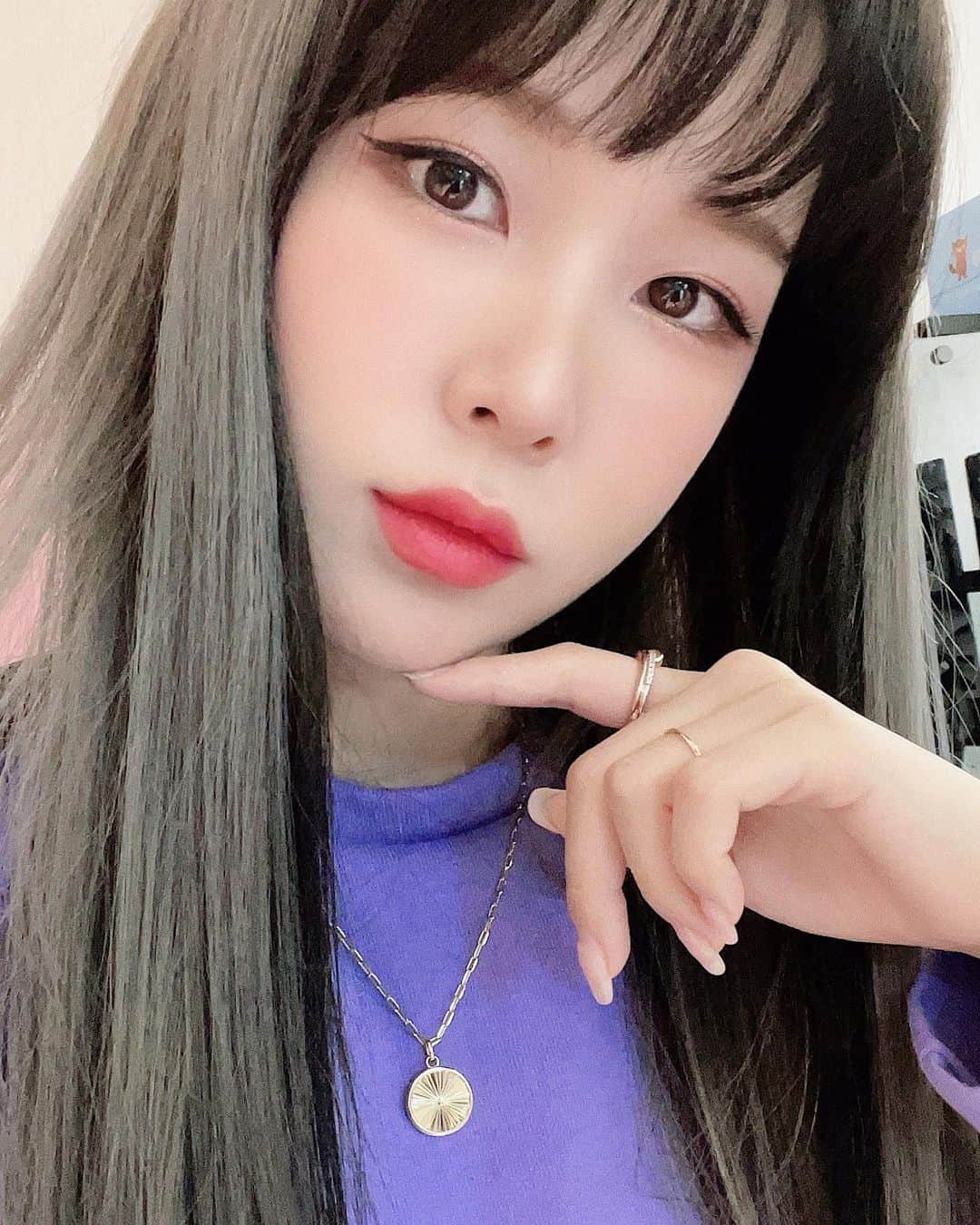 ウェイ のインスタグラム：「@analuisany #necklace  저 머리 바꿨는데..✨New hair✨」