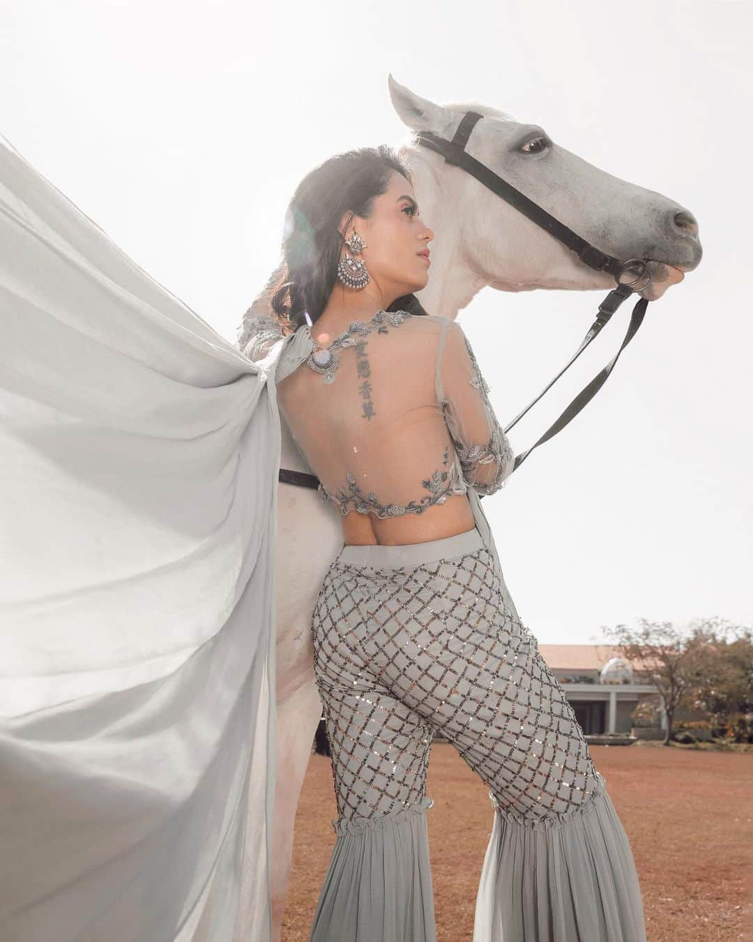 Aakriti Ranaさんのインスタグラム写真 - (Aakriti RanaInstagram)「I love how majestic and gorgeous horses are. Something about them makes me completely fall in love with them. They are strong and so stunning. P.s Horses are some of the most noble creatures on this planet. 🤍  Outfit from @labeljadebyashima  Jewellery from @sangeetaboochra  Photography by @thirddimension  Location : @thewestinpushkar   #aakritirana #horse #lookbook #photography #traveller #travelblogger #indiantravelblogger #love #ethnicwear #indianwear」2月17日 15時50分 - aakritiranaofficial