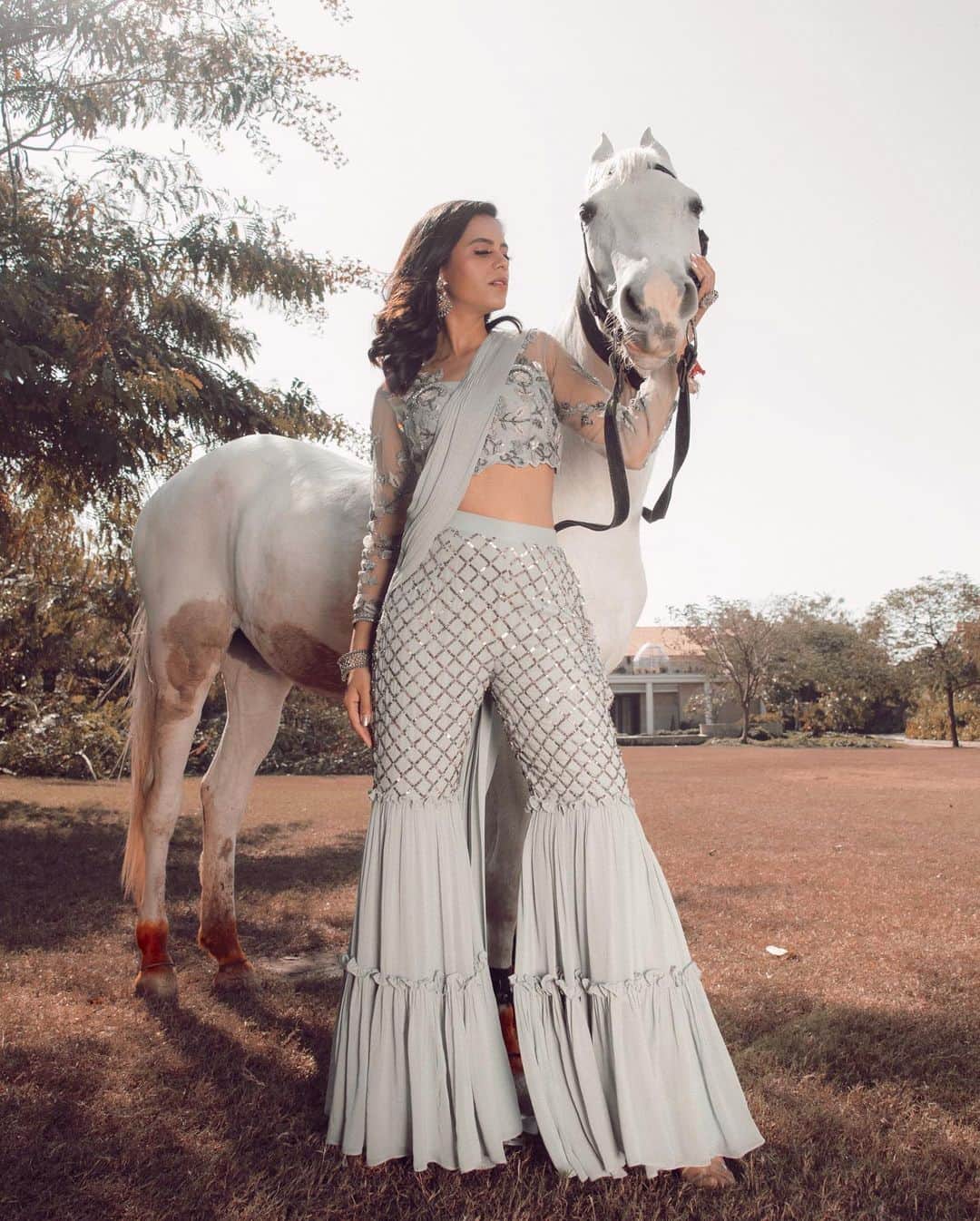 Aakriti Ranaさんのインスタグラム写真 - (Aakriti RanaInstagram)「I love how majestic and gorgeous horses are. Something about them makes me completely fall in love with them. They are strong and so stunning. P.s Horses are some of the most noble creatures on this planet. 🤍  Outfit from @labeljadebyashima  Jewellery from @sangeetaboochra  Photography by @thirddimension  Location : @thewestinpushkar   #aakritirana #horse #lookbook #photography #traveller #travelblogger #indiantravelblogger #love #ethnicwear #indianwear」2月17日 15時50分 - aakritiranaofficial