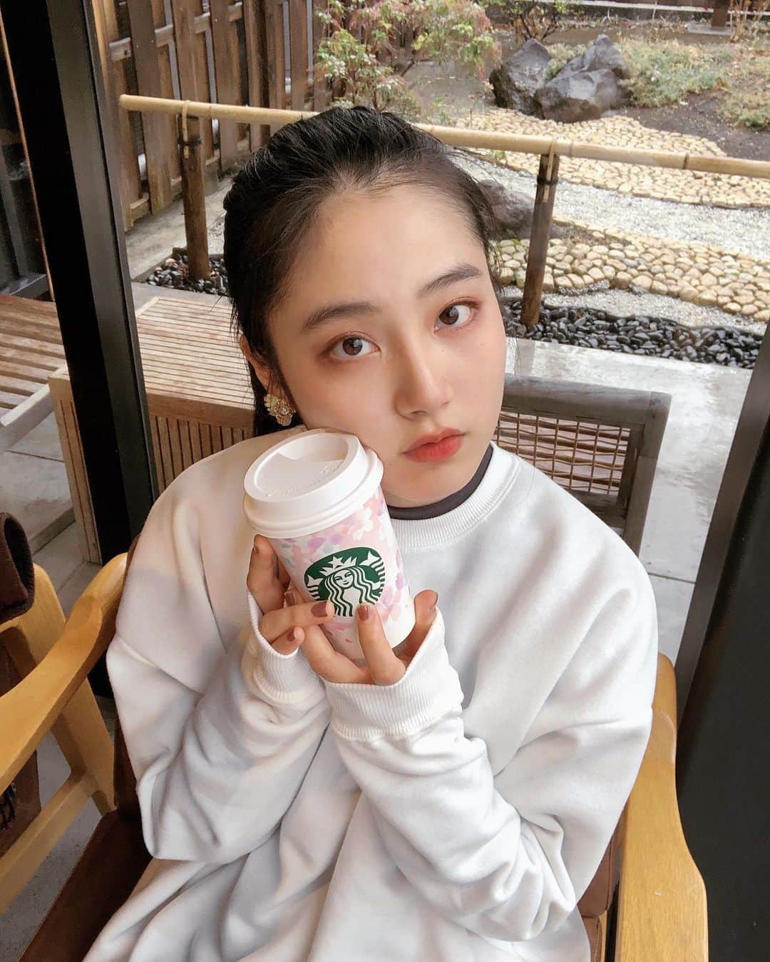 守谷菜々江さんのインスタグラム写真 - (守谷菜々江Instagram)「🚪🚪  みんなは、何飲む？  #Starbucks #cafe #Japan」2月17日 16時03分 - naaaa_morita2