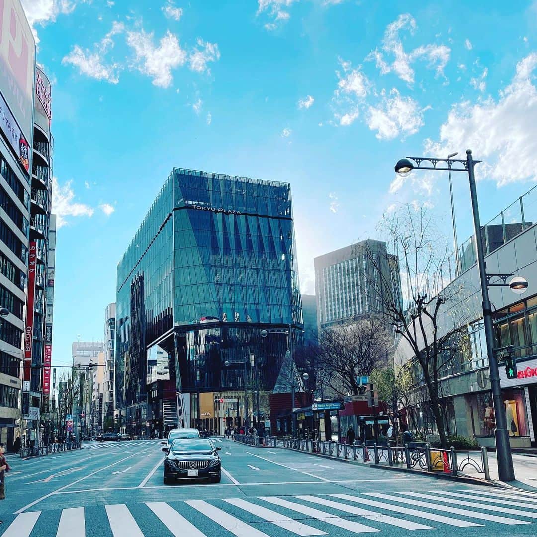 松浦有希さんのインスタグラム写真 - (松浦有希Instagram)「不思議な空。 左は光が差し、 右の奥は雨でしょうか。 ＃数寄屋橋」2月17日 16時04分 - 12bambi12_yuki_matsuura