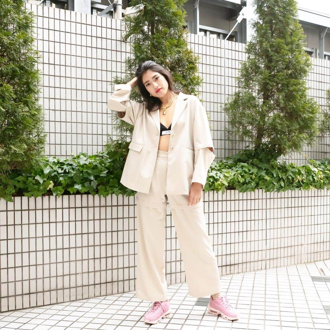 アトモスガールズ/atmos girlsさんのインスタグラム写真 - (アトモスガールズ/atmos girlsInstagram)「. NIKEからWMNS AIR MAX 95 SE が登場❤️  桜をイメージしたパステルピンクを、スエードやメッシュで表現し、インソールには多数の🌸柄を。 さらに、アクセントになるヒールにも桜のグラフィックが施されています🌸  とても春らしく、可愛らしい 🌸NIKE WMNS AIR MAX 95 SE🌸  2/24(WED)発売開始💘お見逃しなく🙇‍♀️  #atmos #atmospink #atmostokyo #nike#nikeairmax #airmax #airmax95 #trend #colors #pastel #pinkpinkpink #spring #springfashion #shoes #アトモス#アトモスピンク#アトモストウキョウ #ナイキ#ナイキエアマックス#エアマックス#エアマックス95#パステルカラー #シューズ#シューズ女子 #春カラー #春コーデ #セットアップ #ベージュコーデ #大人コーデ #🌸🌸🌸」2月17日 16時04分 - atmos_pink_official